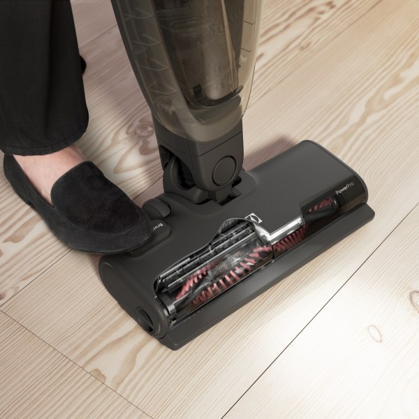 Funkce Brush Roll Clean umožňuje snadno zbavit kartáč všech namotaných vlasů.